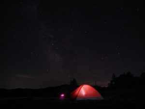 星が綺麗なキャンプの夜空